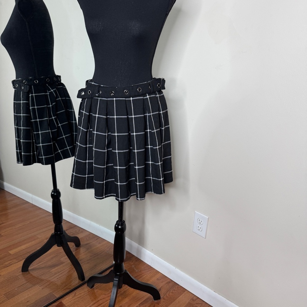 Hot Topic Y2K Plaid Skater Mini Grommet Pleated Mini Skirt Black White Size L